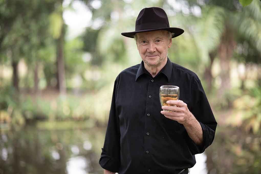 Günter Faltin, Gründer der Teekampagne, mit einem Glas Tee